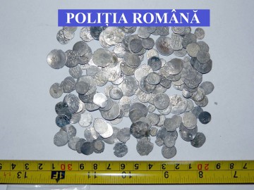 Sute de monede antice, descoperite în urna unor percheziţii